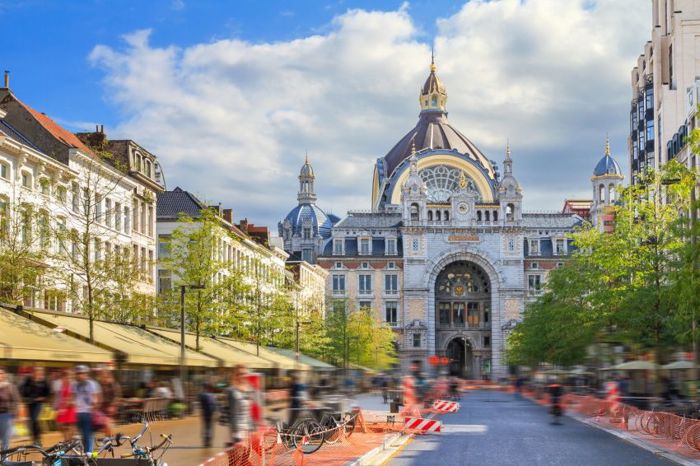 Antwerp :  A Journey through History, Art and Charm