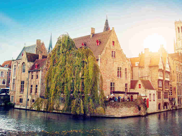 Brujas al Descubierto: Recorrido histórico a pie y por los canales